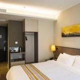 Гостиница Home Inn Plus Shanghai Huaihai Road Sinan Road — фото 1
