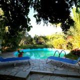 Cute Greek Cottage with Pool — фото 1