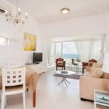 Luxury Apts 5-min Walk to Gordon Beach by Sea N Rent — фото 3