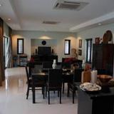 4 Bedroom Villa in Pattaya Beachfront — фото 1