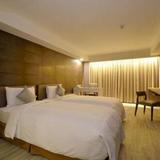 Regal Executive Suites — фото 1
