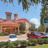La Quinta Inn and Suites Houston Bush IAH South — фото 1