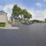 Clarion Inn & Suites Near Fort Sam Houston — фото 1